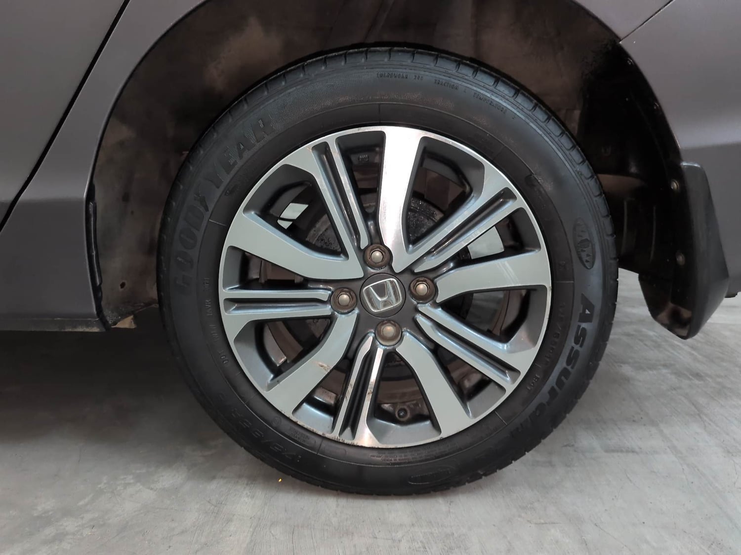 Used 2022 Honda City 4th Generation V Petrol Petrol Manual tyres LEFT REAR TYRE RIM VIEW