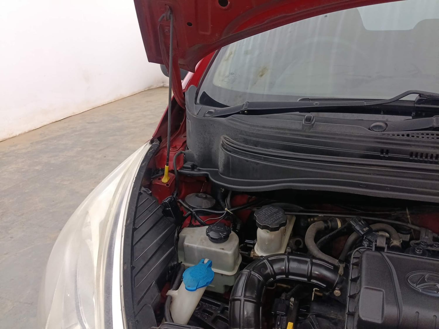 Used 2015 Hyundai Eon Magna + Petrol Manual engine ENGINE RIGHT SIDE HINGE & APRON VIEW