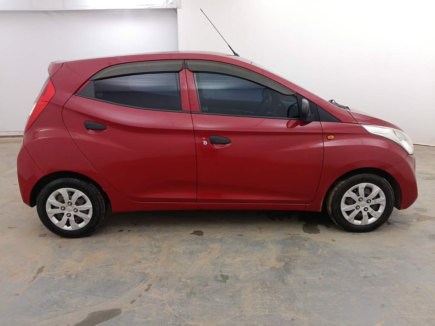 Used 2015 Hyundai Eon Magna + Petrol Manual exterior RIGHT SIDE VIEW