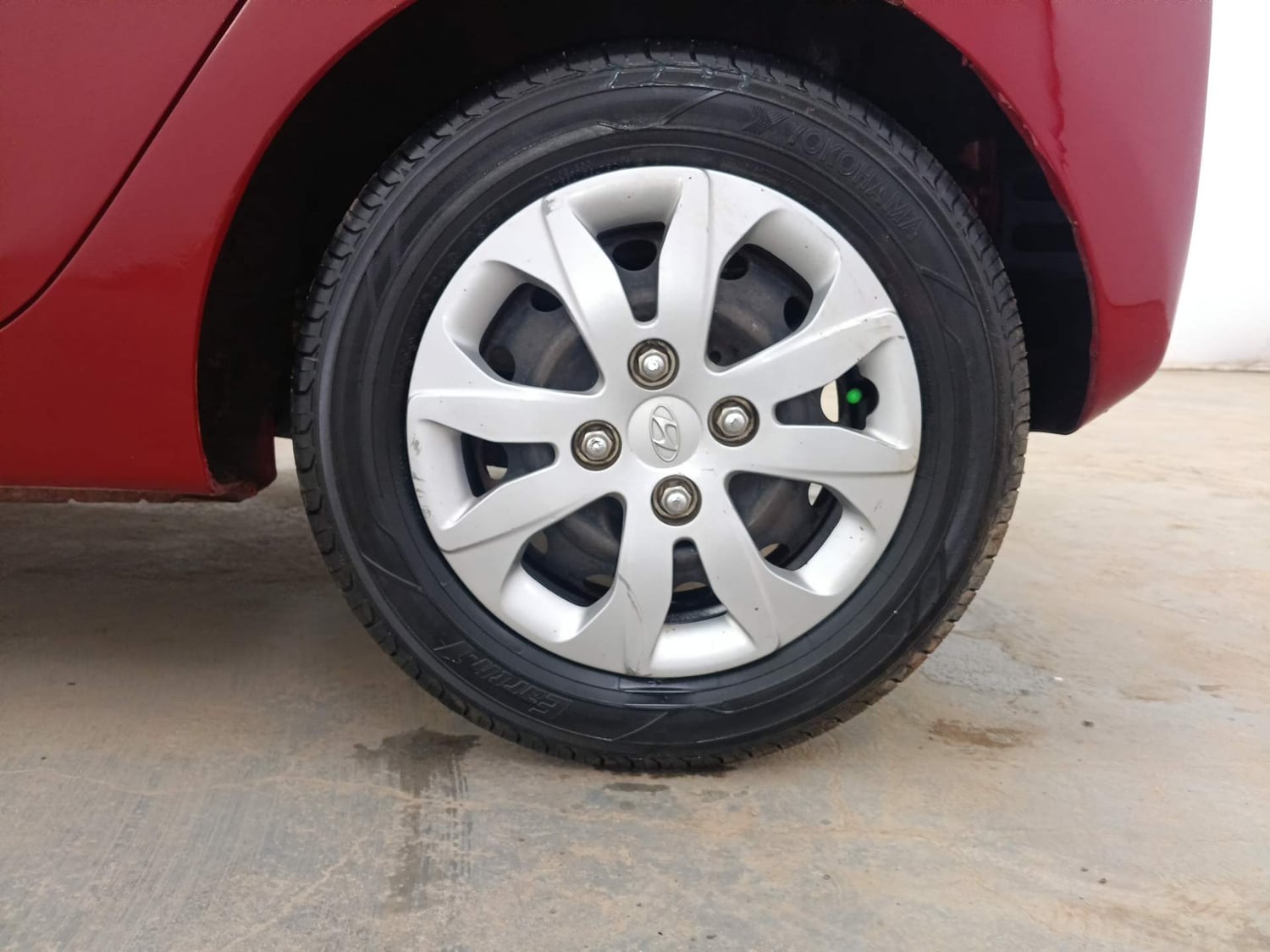 Used 2015 Hyundai Eon Magna + Petrol Manual tyres LEFT REAR TYRE RIM VIEW