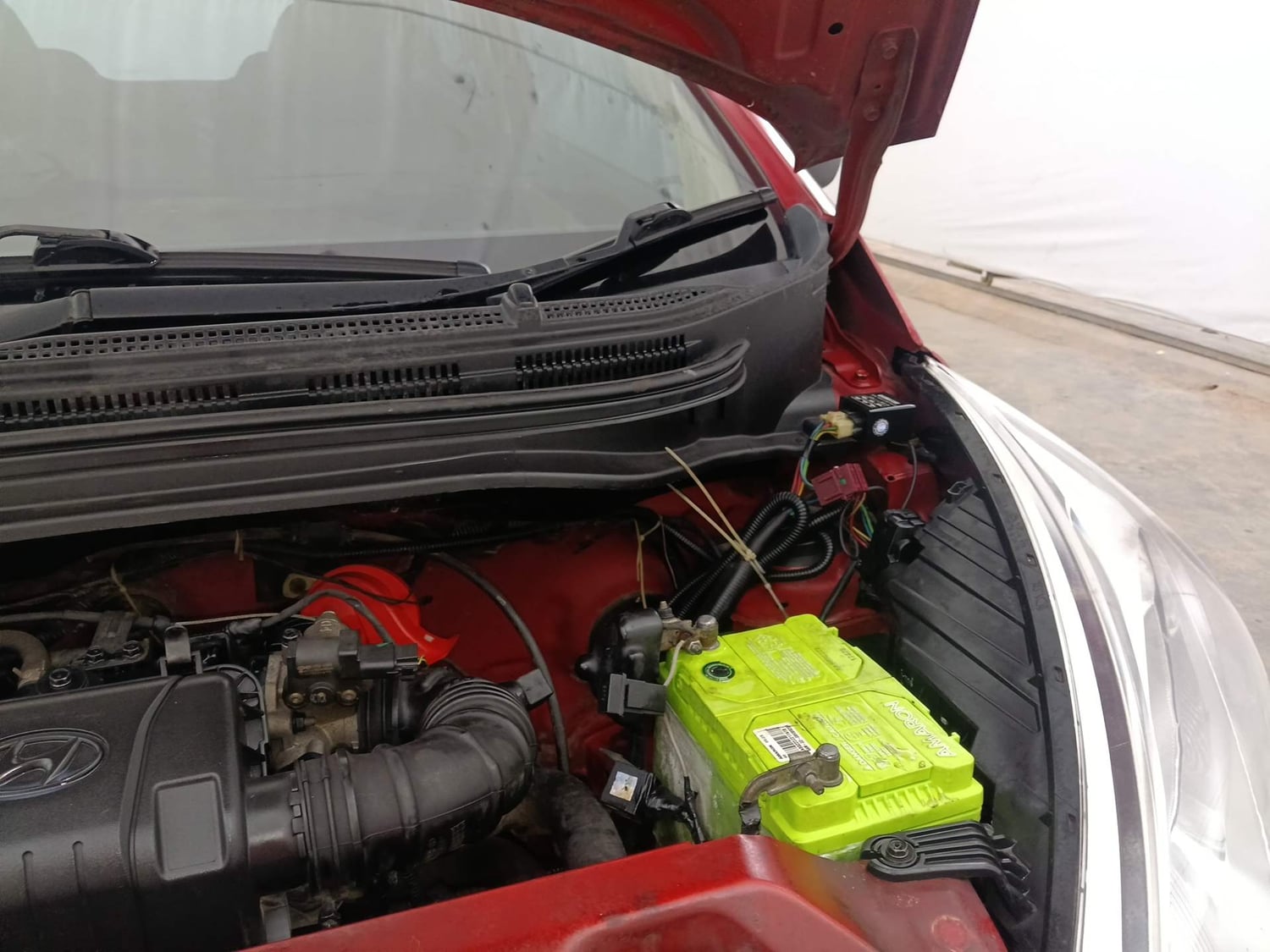 Used 2015 Hyundai Eon Magna + Petrol Manual engine ENGINE LEFT SIDE HINGE & APRON VIEW