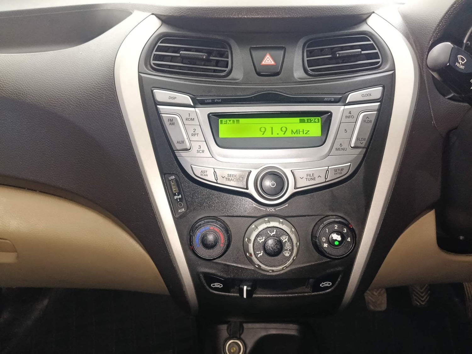 Used 2015 Hyundai Eon Magna + Petrol Manual interior MUSIC SYSTEM & AC CONTROL VIEW