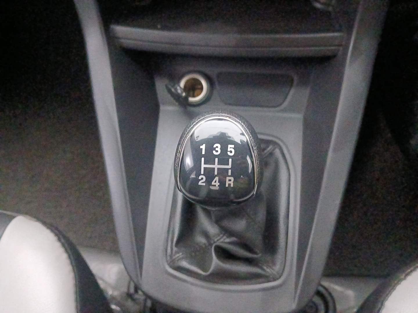 Used 2016 Ford Figo Trend 1.2 Ti-VCT Petrol Manual interior GEAR  KNOB VIEW