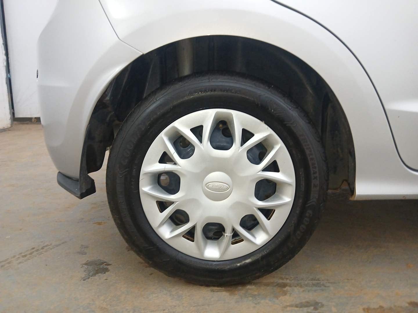 Used 2016 Ford Figo Trend 1.2 Ti-VCT Petrol Manual tyres RIGHT REAR TYRE RIM VIEW