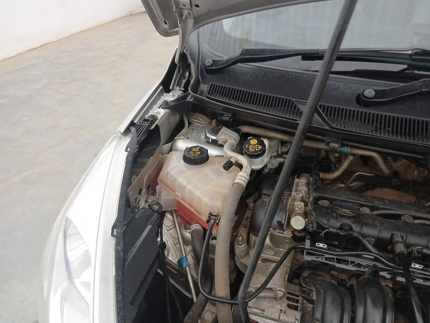 Used 2016 Ford Figo Trend 1.2 Ti-VCT Petrol Manual engine ENGINE RIGHT SIDE HINGE & APRON VIEW