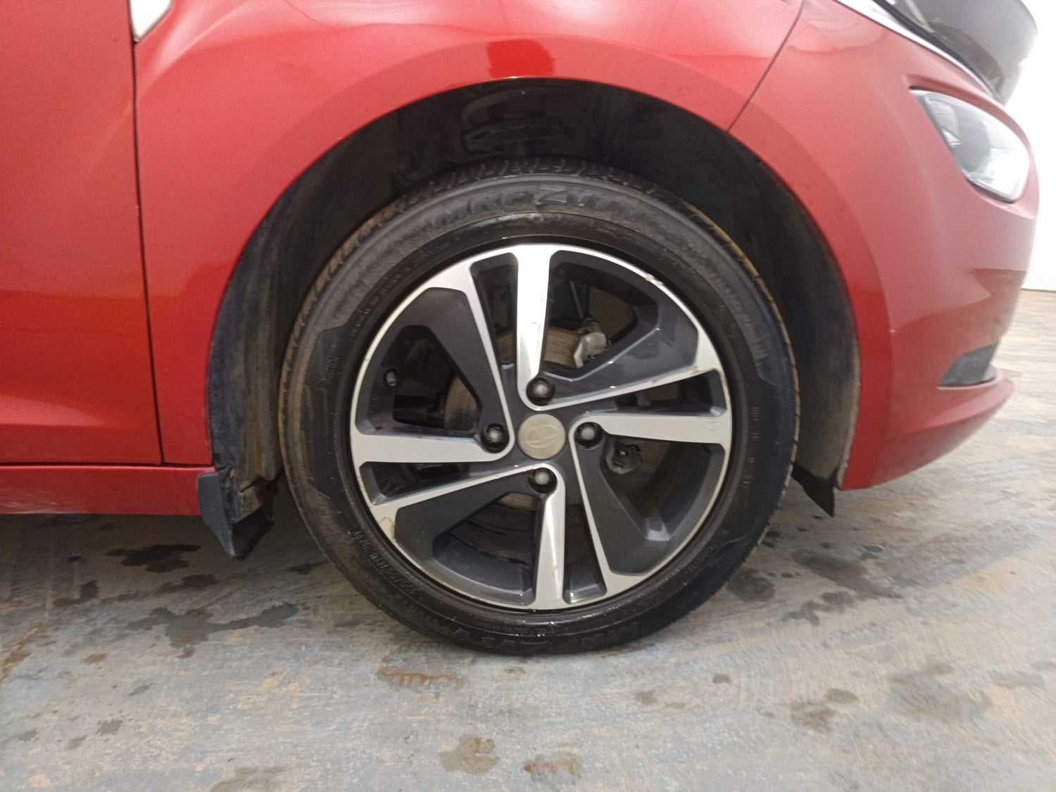 Used 2021 Tata Altroz XZ i-Turbo Petrol Petrol Manual tyres RIGHT FRONT TYRE RIM VIEW