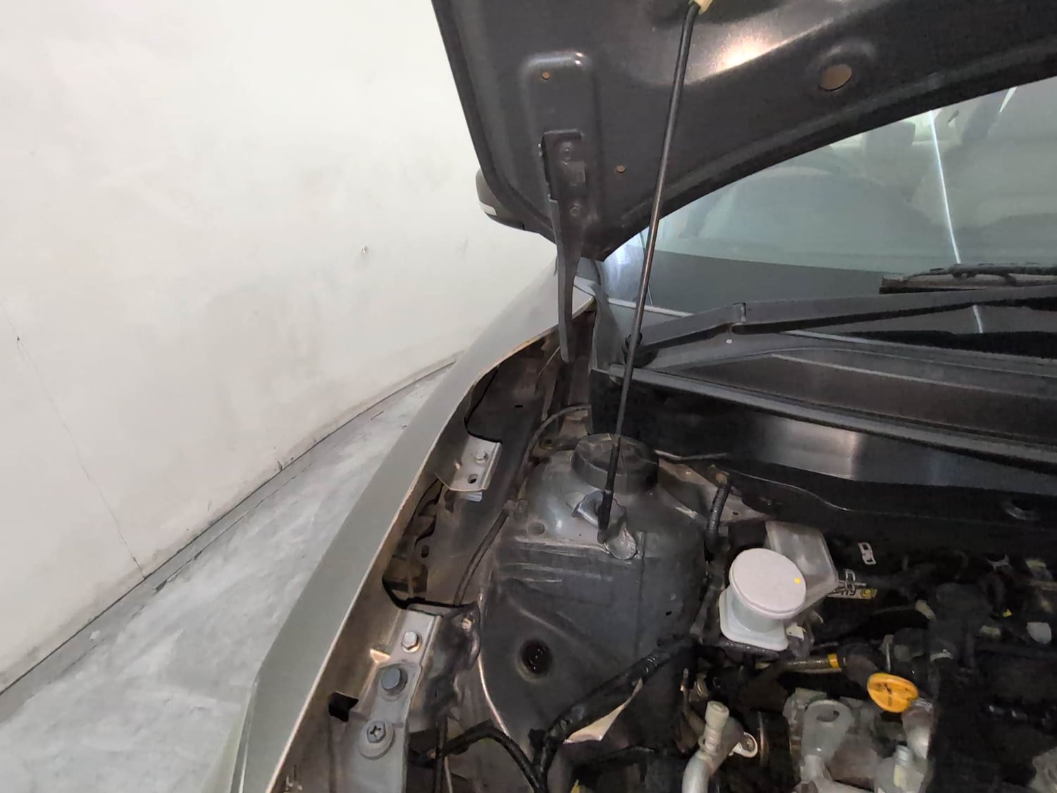 Used 2019 Maruti Suzuki Dzire ZDi Plus Diesel Manual engine ENGINE RIGHT SIDE HINGE & APRON VIEW