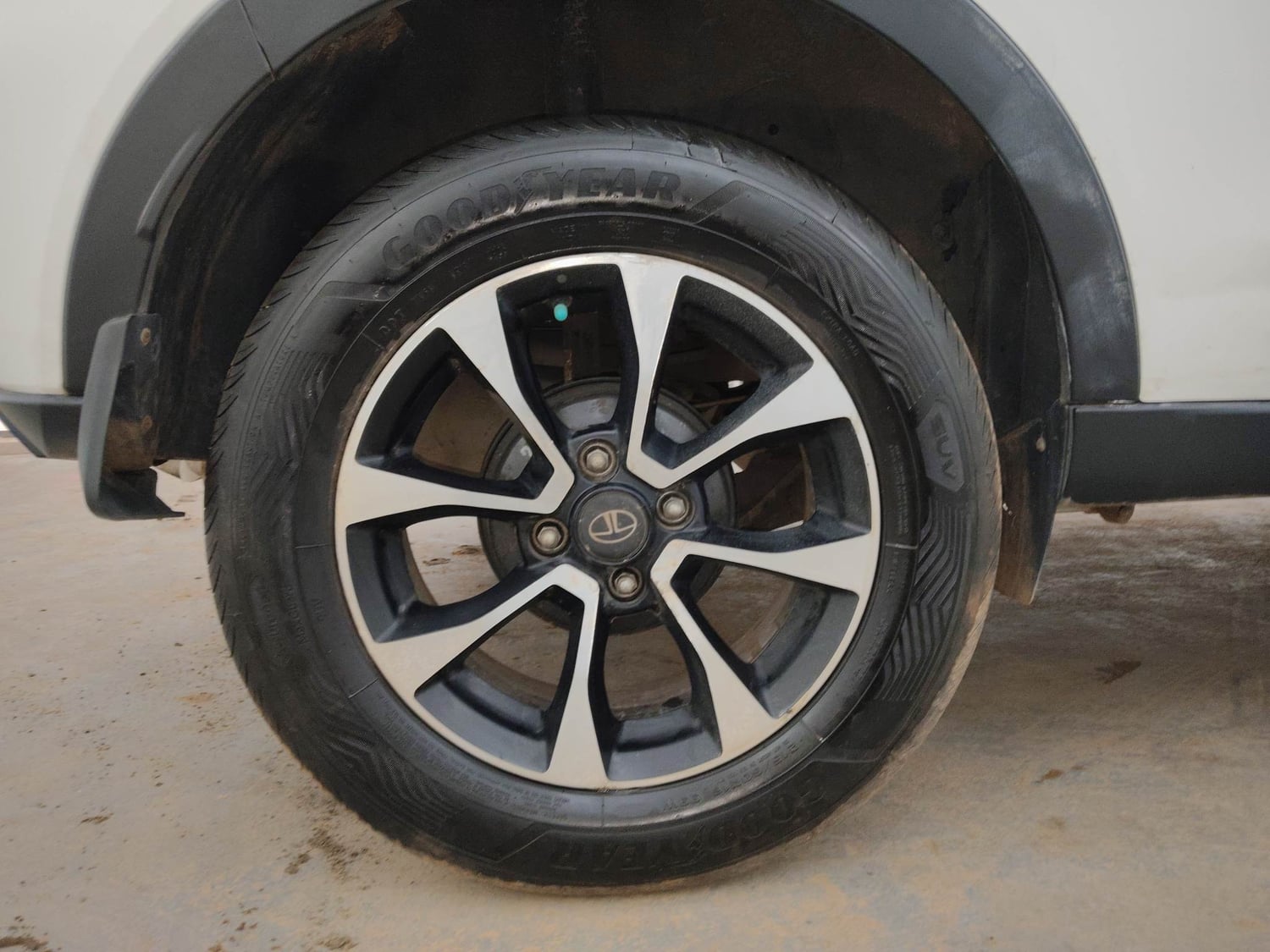Used 2021 Tata Nexon XZ Plus Dual Tone Petrol Manual tyres RIGHT REAR TYRE RIM VIEW