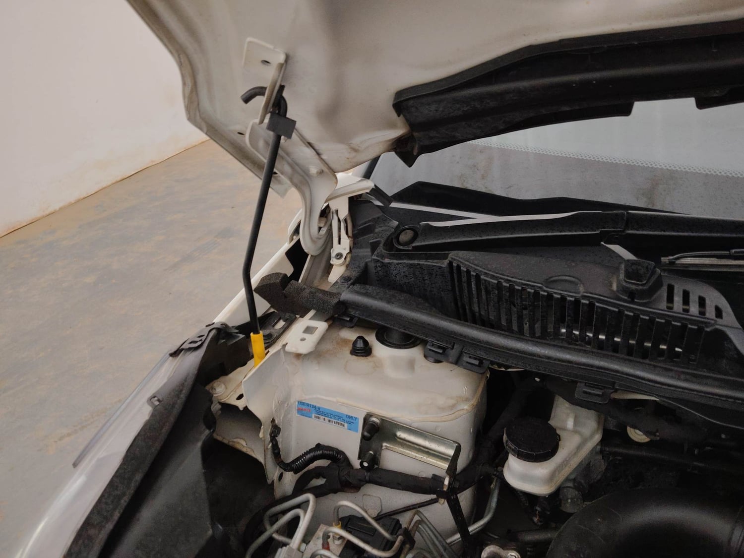 Used 2021 Tata Nexon XZ Plus Dual Tone Petrol Manual engine ENGINE RIGHT SIDE HINGE & APRON VIEW