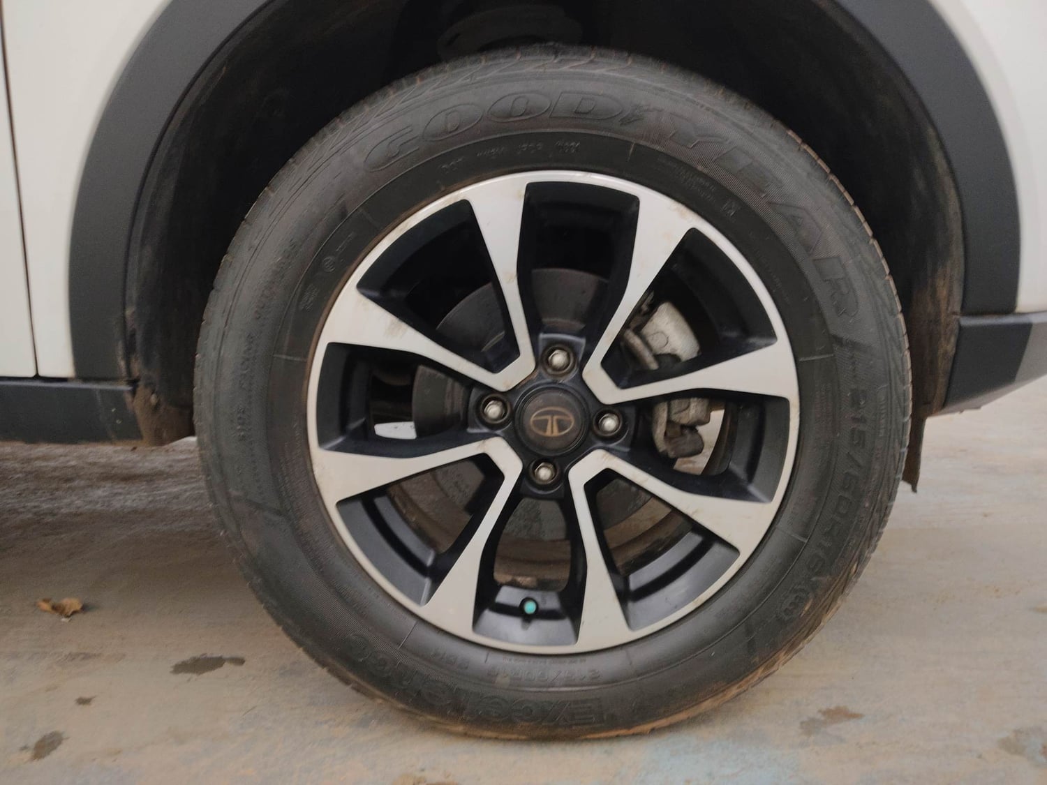 Used 2021 Tata Nexon XZ Plus Dual Tone Petrol Manual tyres RIGHT FRONT TYRE RIM VIEW