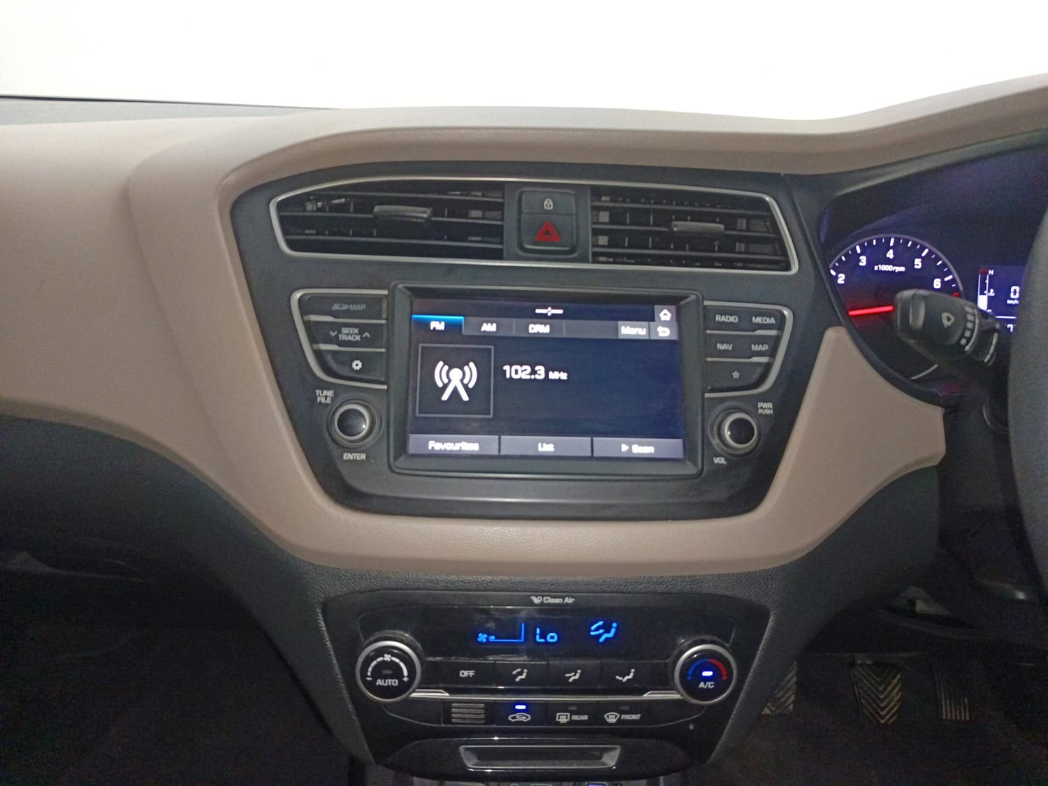 Used 2018 Hyundai Elite i20 Asta 1.2 Petrol Manual interior MUSIC SYSTEM & AC CONTROL VIEW