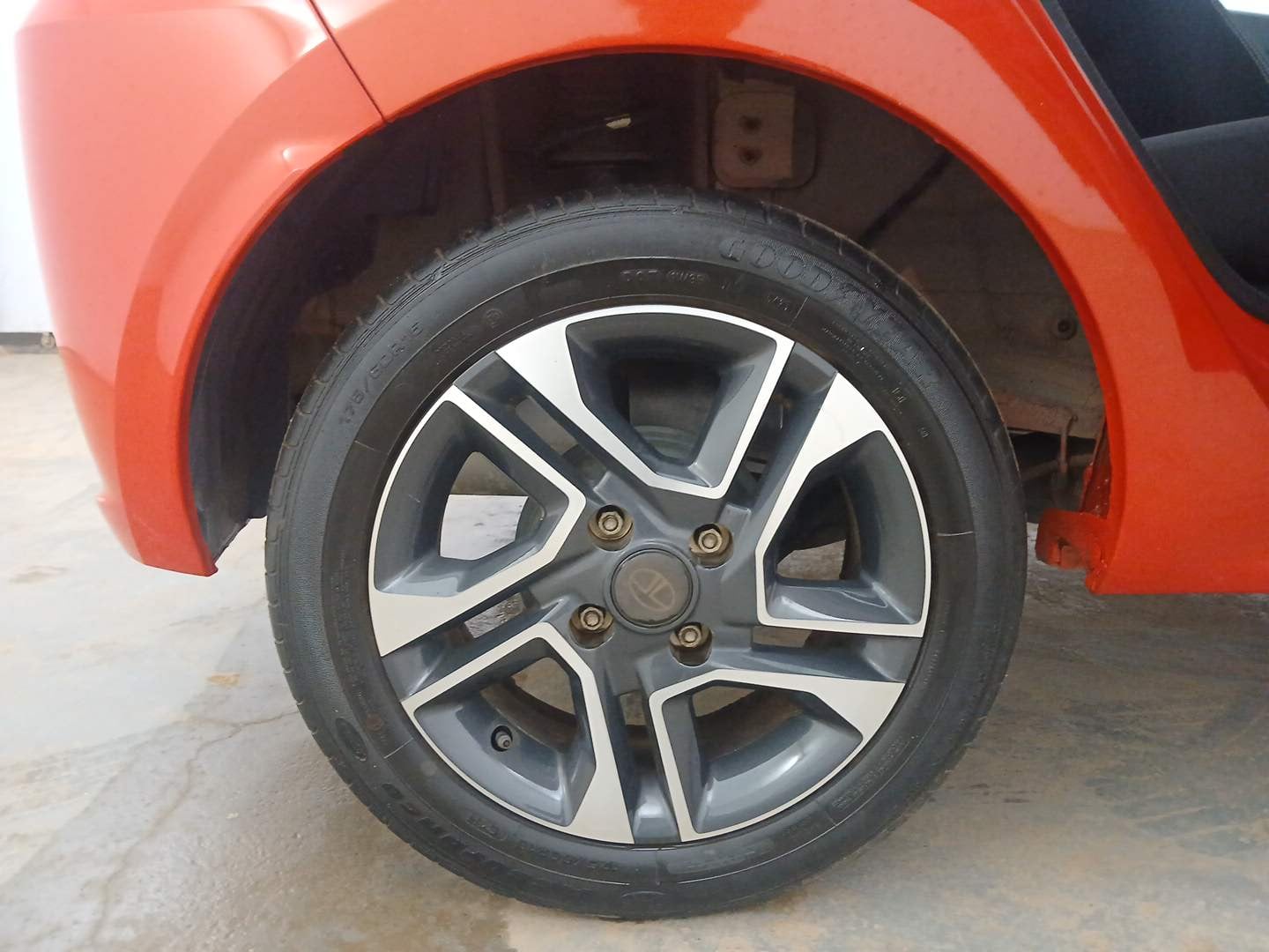Used 2023 Tata Tiago XZ Plus Dual Tone Petrol Manual tyres RIGHT REAR TYRE RIM VIEW