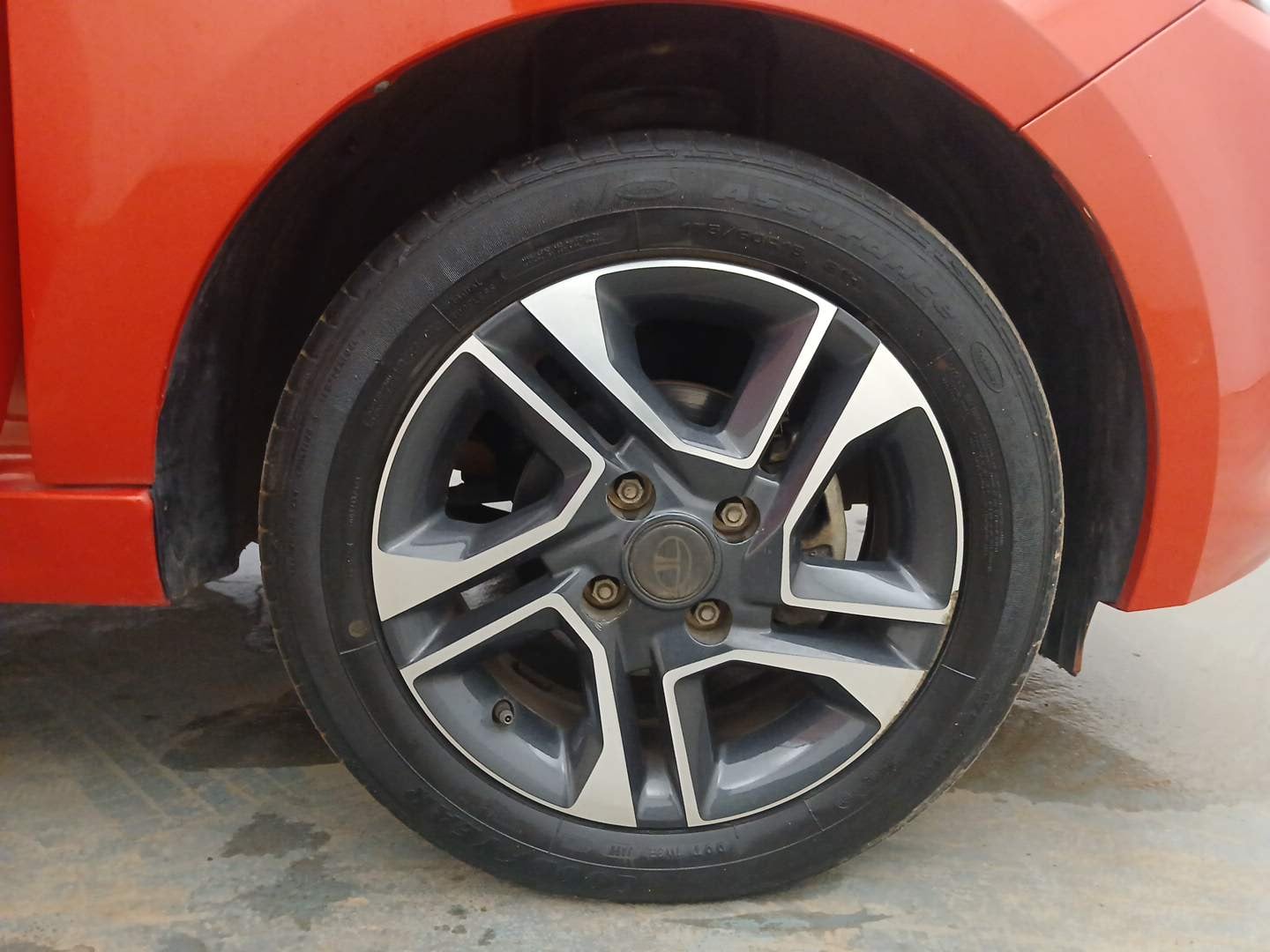 Used 2023 Tata Tiago XZ Plus Dual Tone Petrol Manual tyres RIGHT FRONT TYRE RIM VIEW