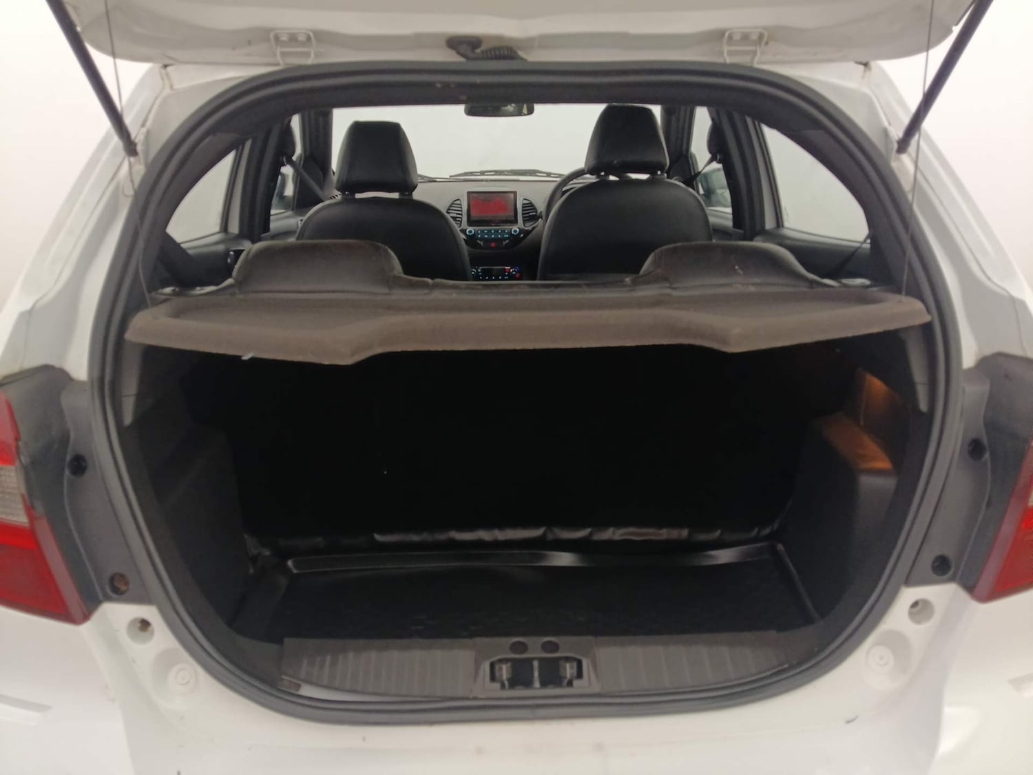 Used 2018 Ford Freestyle Titanium 1.2 Ti-VCT Petrol Manual interior DICKY INSIDE VIEW