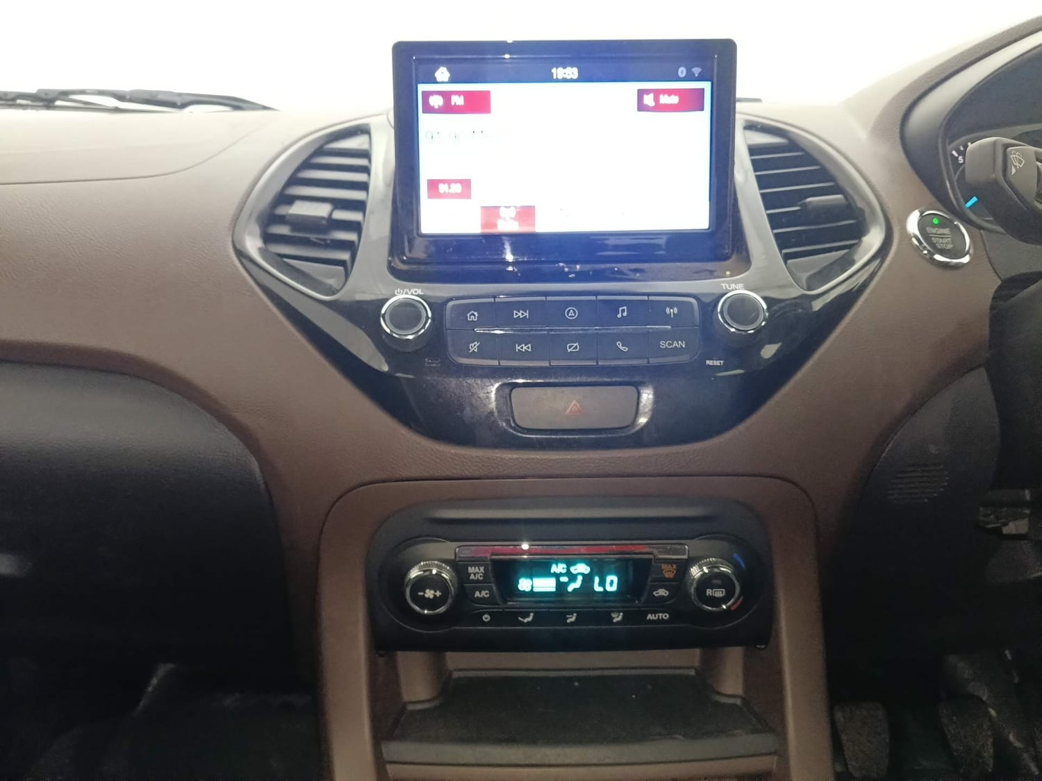 Used 2018 Ford Freestyle Titanium 1.2 Ti-VCT Petrol Manual interior MUSIC SYSTEM & AC CONTROL VIEW