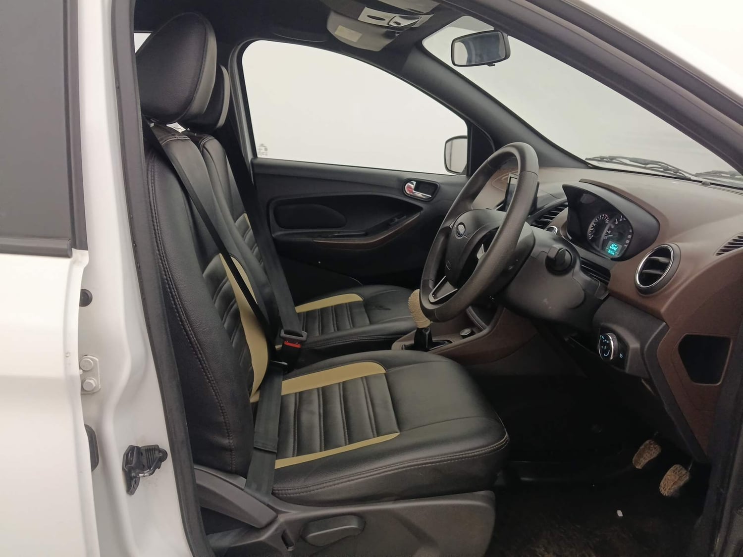 Used 2018 Ford Freestyle Titanium 1.2 Ti-VCT Petrol Manual interior RIGHT SIDE FRONT DOOR CABIN VIEW