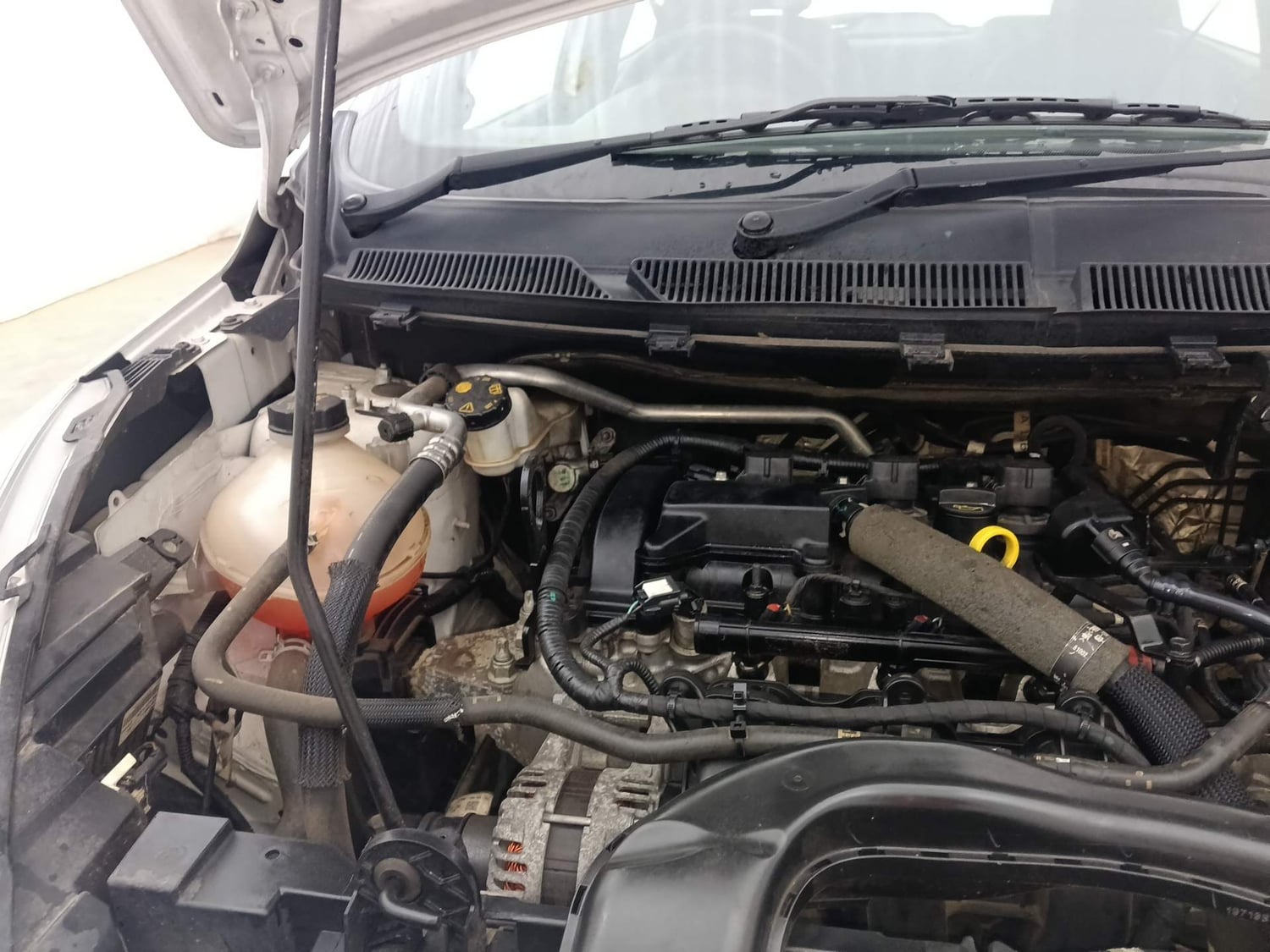 Used 2018 Ford Freestyle Titanium 1.2 Ti-VCT Petrol Manual engine ENGINE RIGHT SIDE HINGE & APRON VIEW