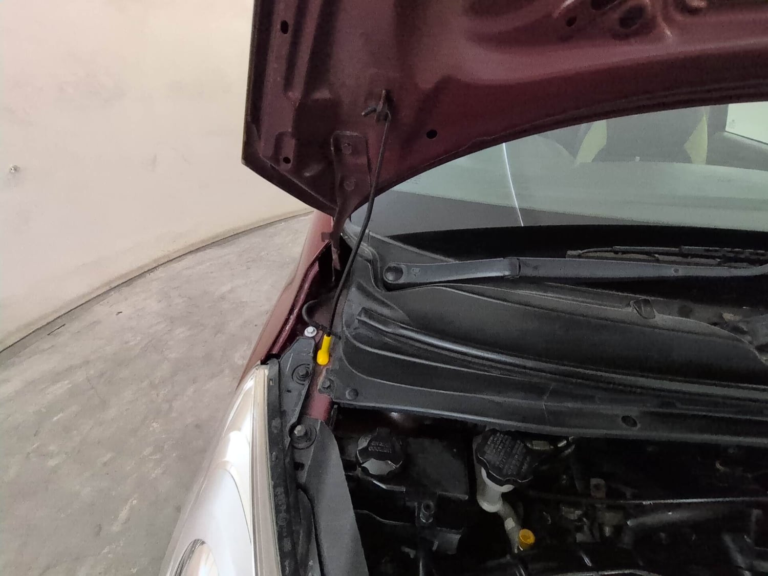 Used 2016 Hyundai i10 Magna 1.1 iRDE2 Petrol Manual engine ENGINE RIGHT SIDE HINGE & APRON VIEW