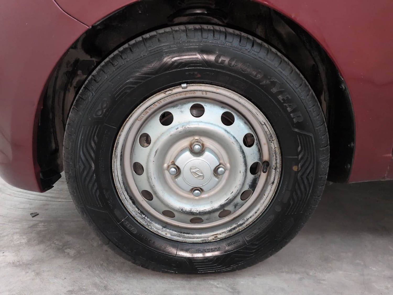 Used 2016 Hyundai i10 Magna 1.1 iRDE2 Petrol Manual tyres LEFT FRONT TYRE RIM VIEW