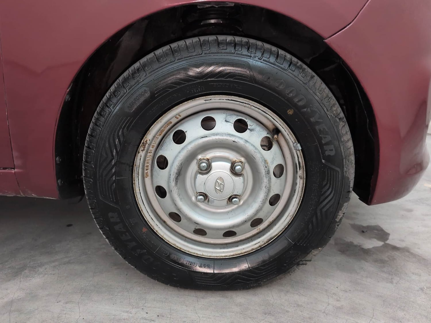 Used 2016 Hyundai i10 Magna 1.1 iRDE2 Petrol Manual tyres RIGHT FRONT TYRE RIM VIEW