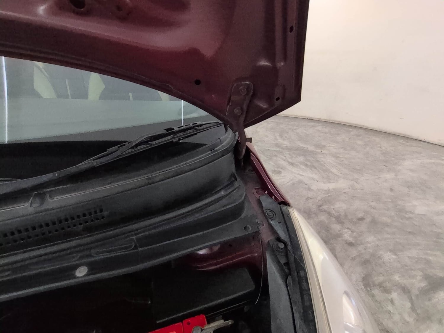 Used 2016 Hyundai i10 Magna 1.1 iRDE2 Petrol Manual engine ENGINE LEFT SIDE HINGE & APRON VIEW