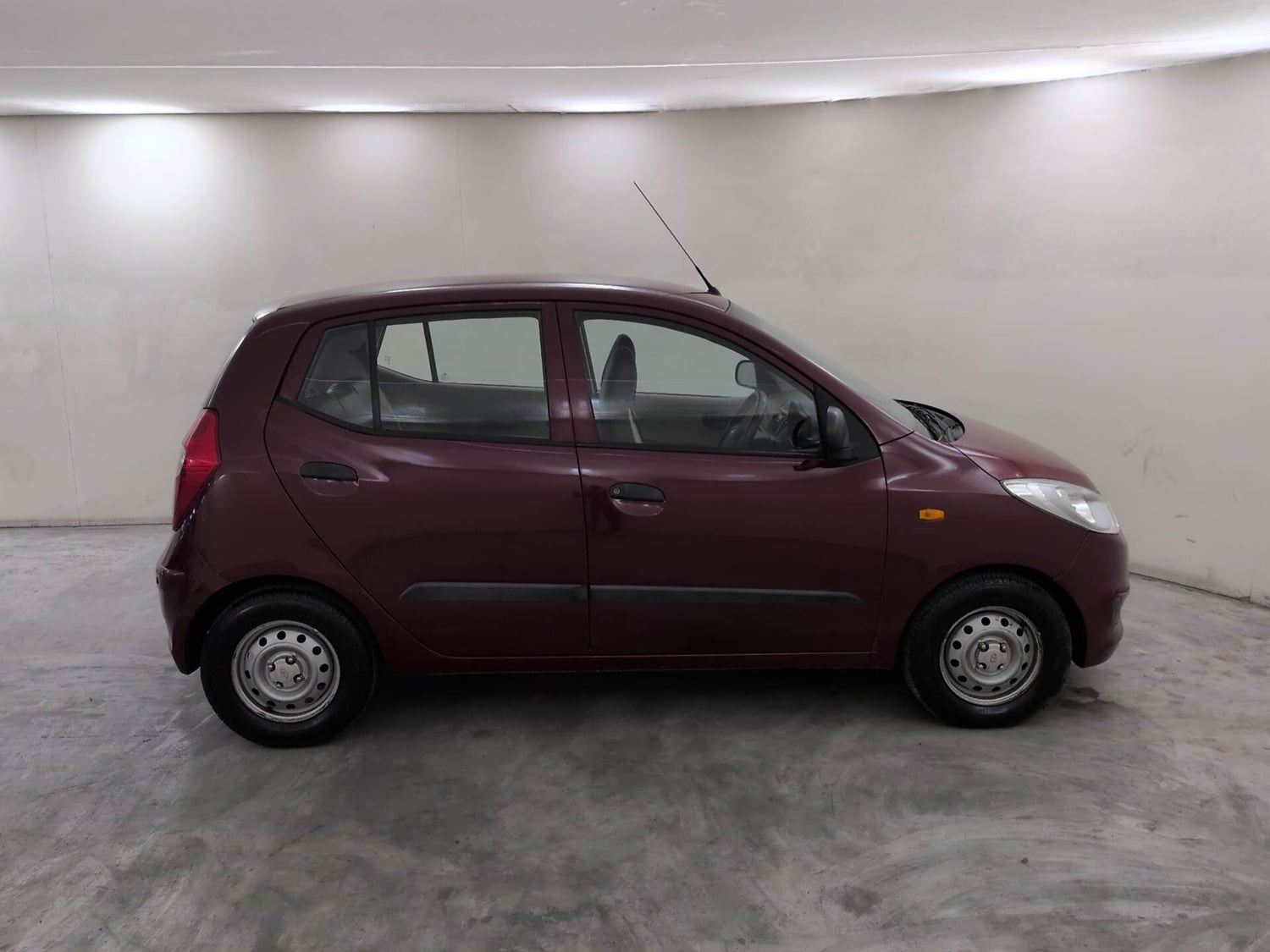 Used 2016 Hyundai i10 Magna 1.1 iRDE2 Petrol Manual exterior RIGHT SIDE VIEW
