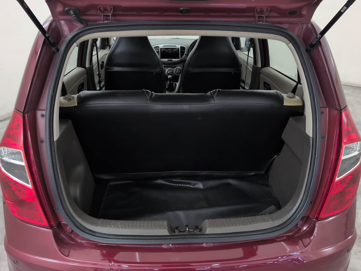 Used 2016 Hyundai i10 Magna 1.1 iRDE2 Petrol Manual interior DICKY INSIDE VIEW