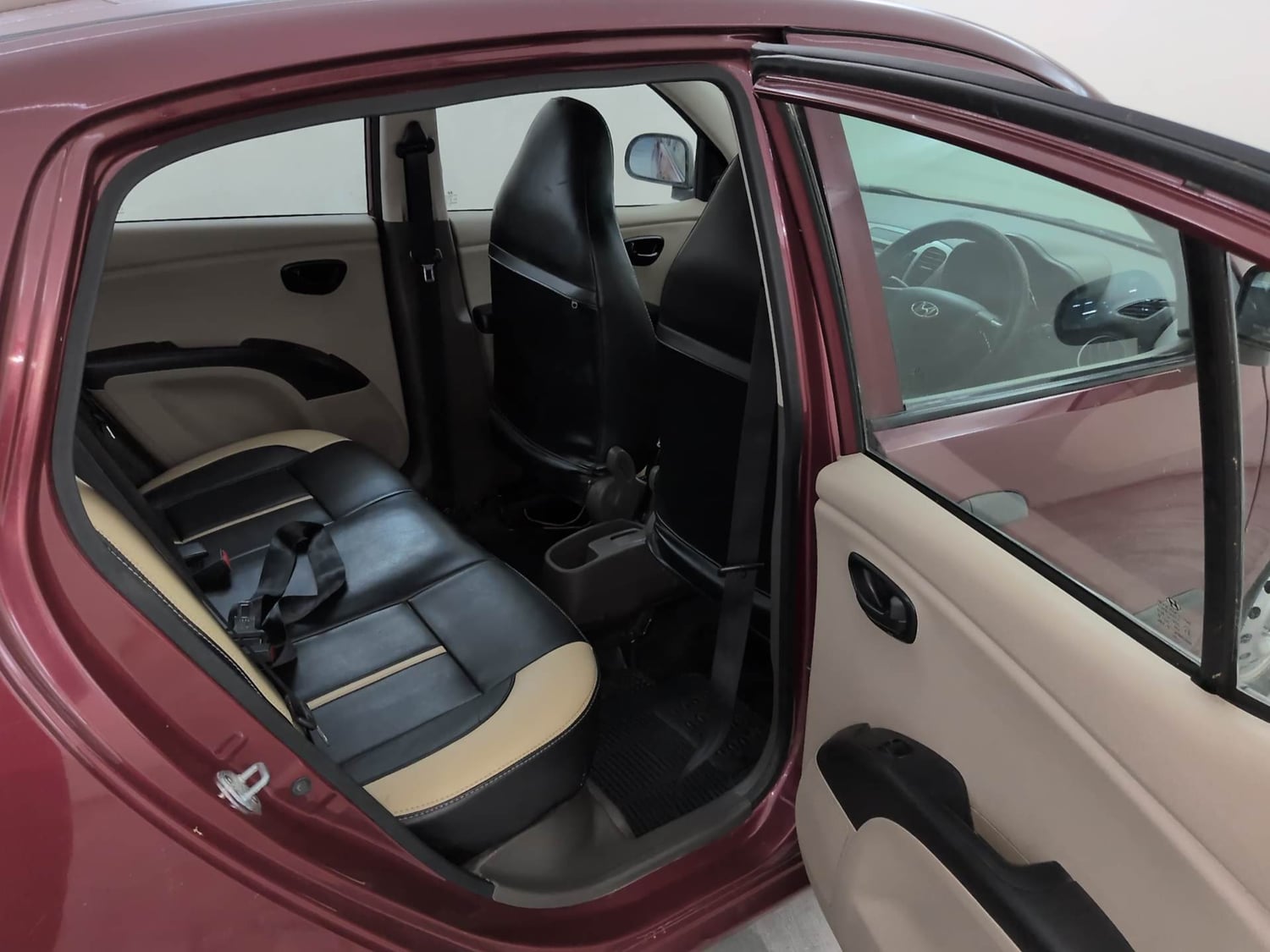 Used 2016 Hyundai i10 Magna 1.1 iRDE2 Petrol Manual interior RIGHT SIDE REAR DOOR CABIN VIEW