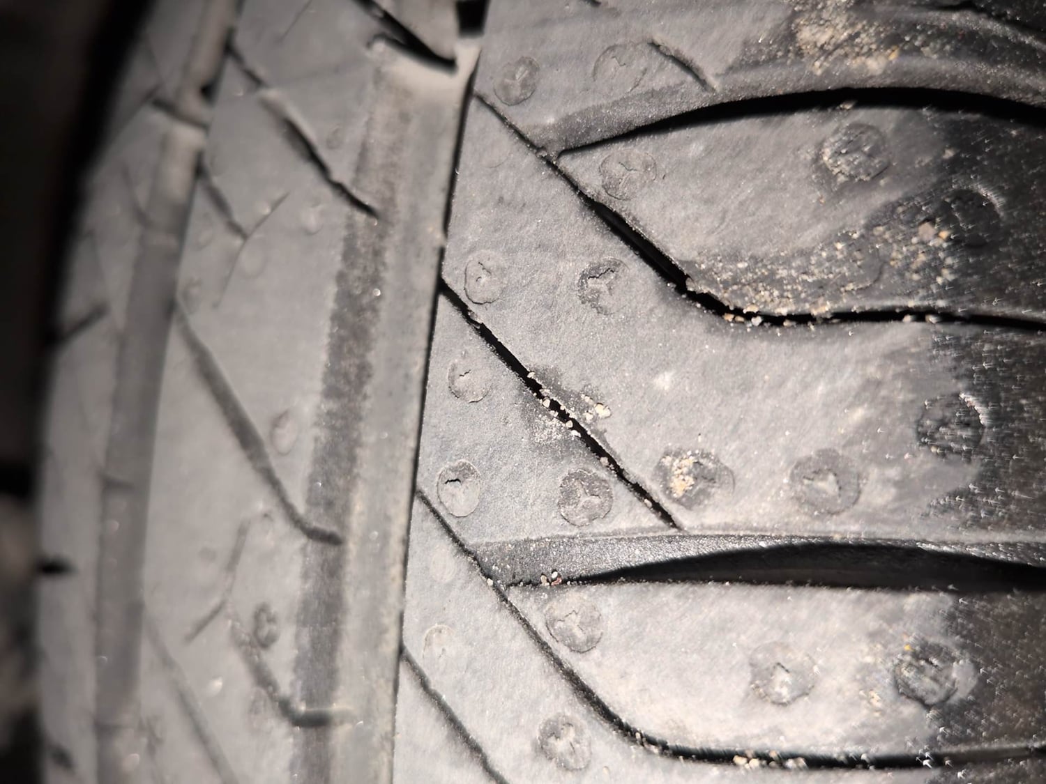 Used 2016 Hyundai i10 Magna 1.1 iRDE2 Petrol Manual tyres LEFT FRONT TYRE TREAD VIEW
