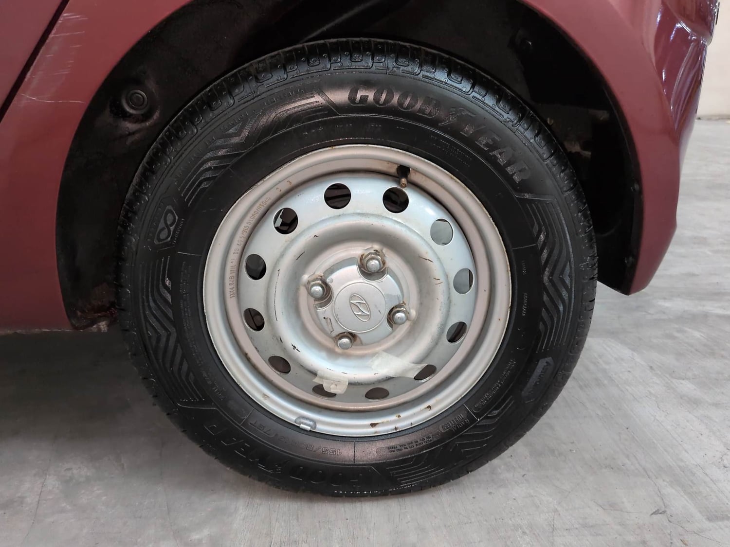 Used 2016 Hyundai i10 Magna 1.1 iRDE2 Petrol Manual tyres LEFT REAR TYRE RIM VIEW