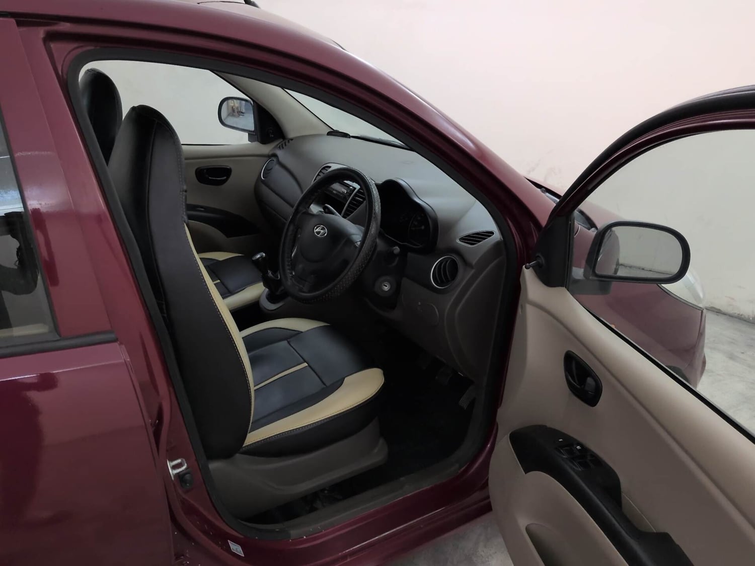 Used 2016 Hyundai i10 Magna 1.1 iRDE2 Petrol Manual interior RIGHT SIDE FRONT DOOR CABIN VIEW