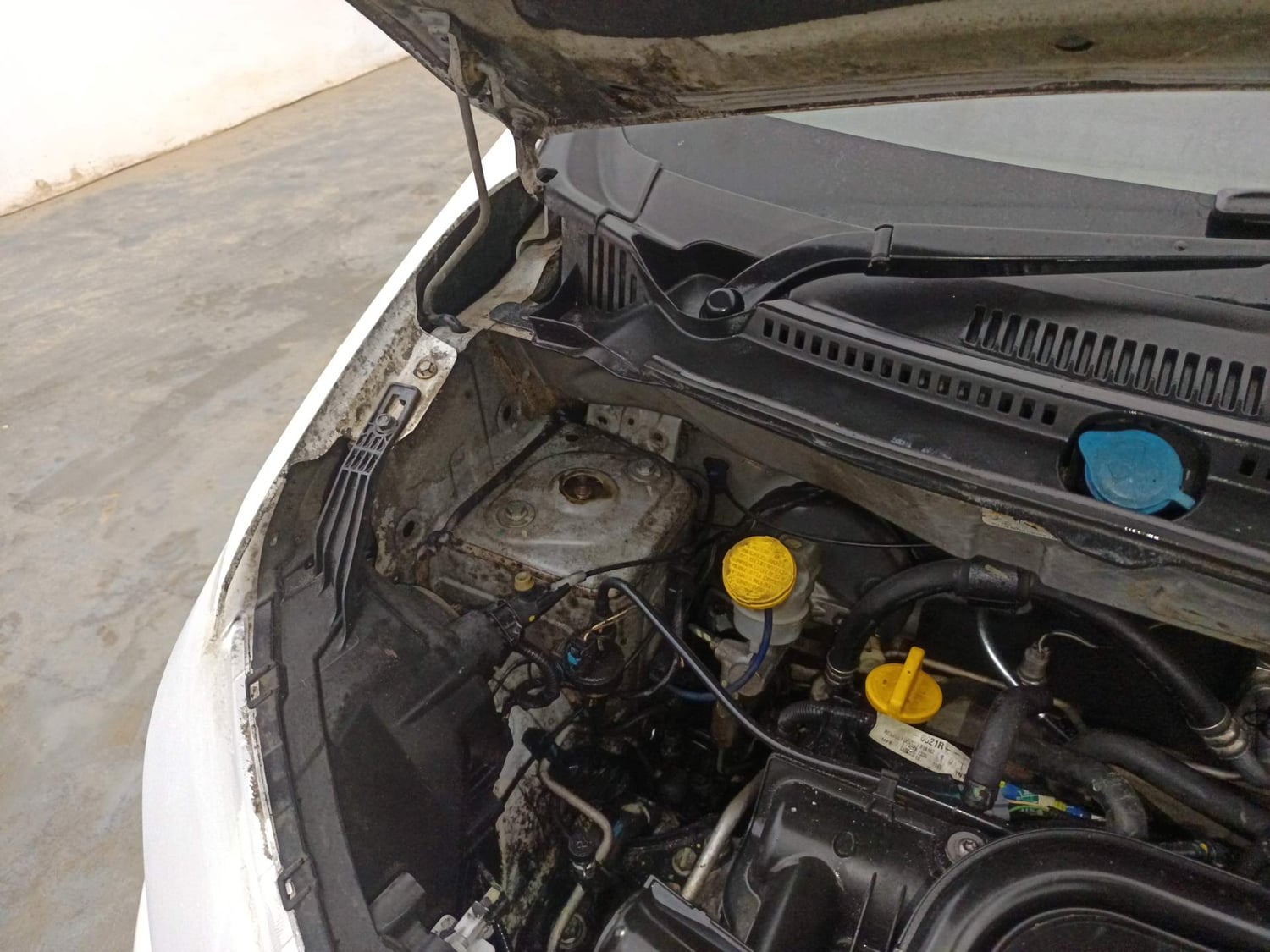 Used 2016 Datsun Redi-GO T (O) Petrol Manual engine ENGINE RIGHT SIDE HINGE & APRON VIEW
