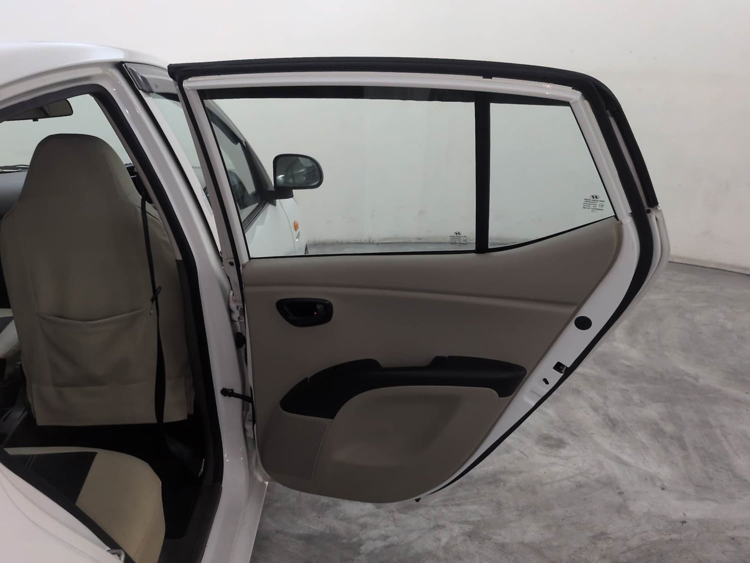 Used 2017 Hyundai i10 Magna 1.1 iRDE2 Petrol Manual interior RIGHT REAR DOOR OPEN VIEW