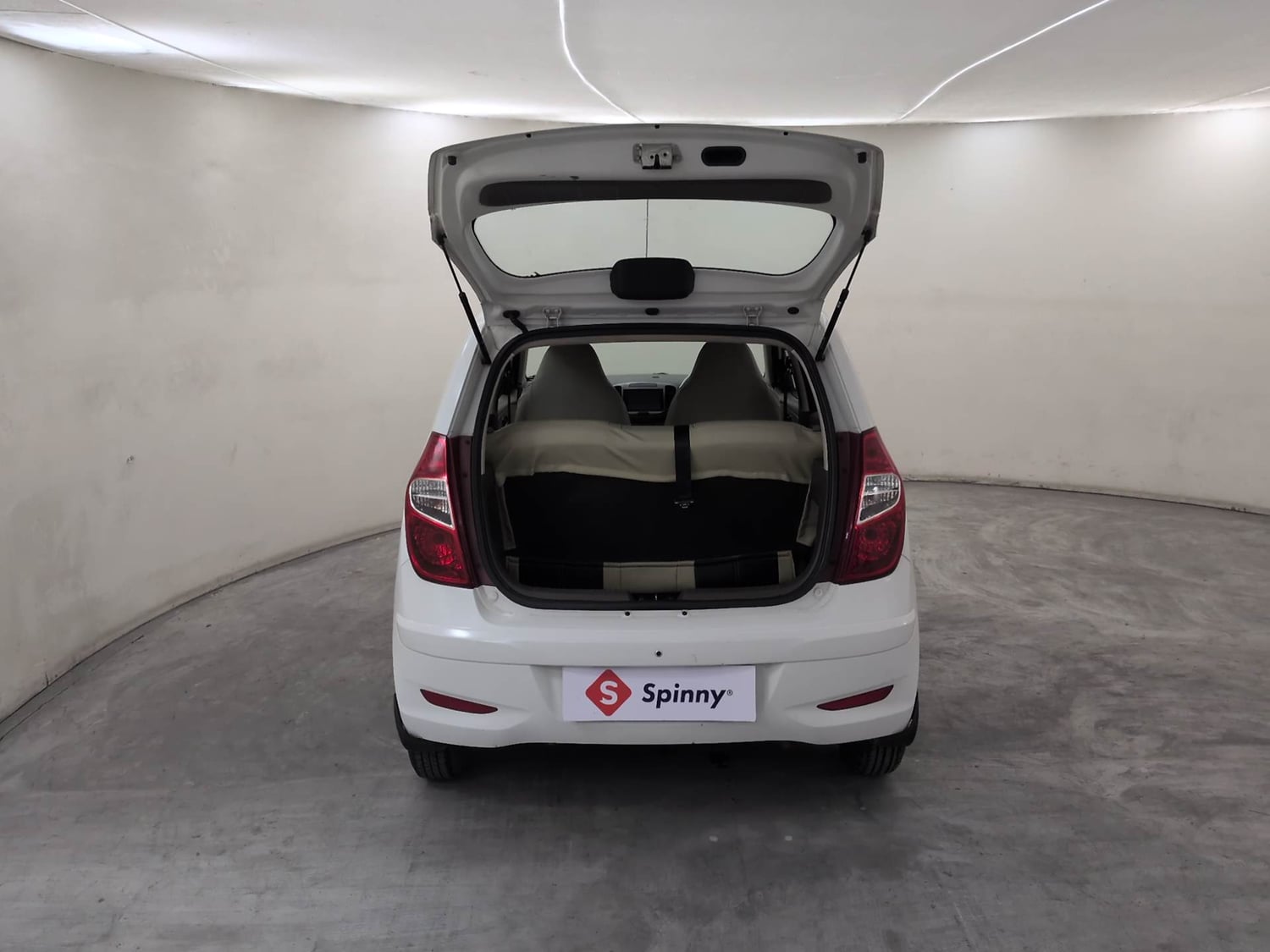 Used 2017 Hyundai i10 Magna 1.1 iRDE2 Petrol Manual interior DICKY DOOR OPEN VIEW