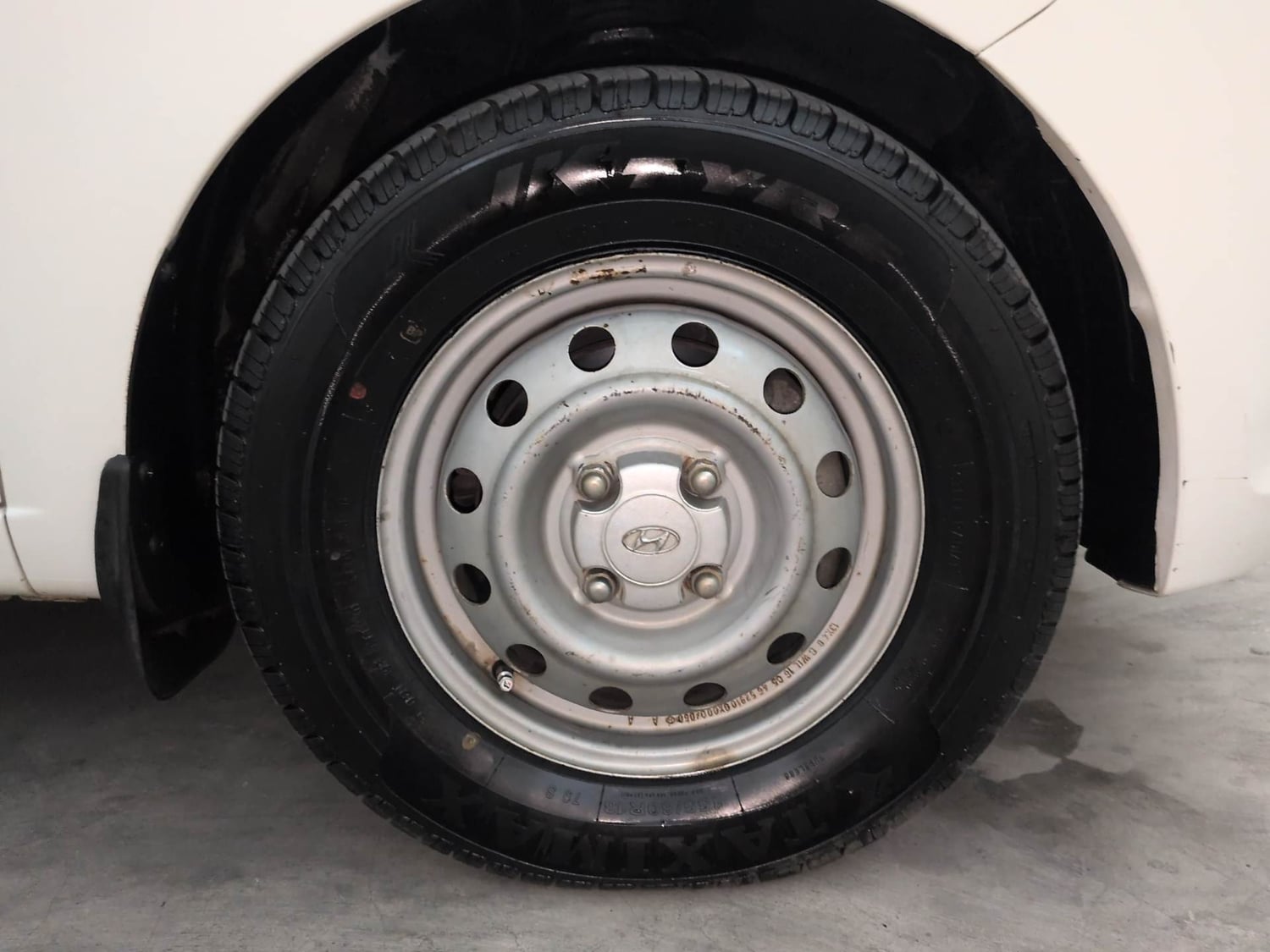 Used 2017 Hyundai i10 Magna 1.1 iRDE2 Petrol Manual tyres RIGHT FRONT TYRE RIM VIEW