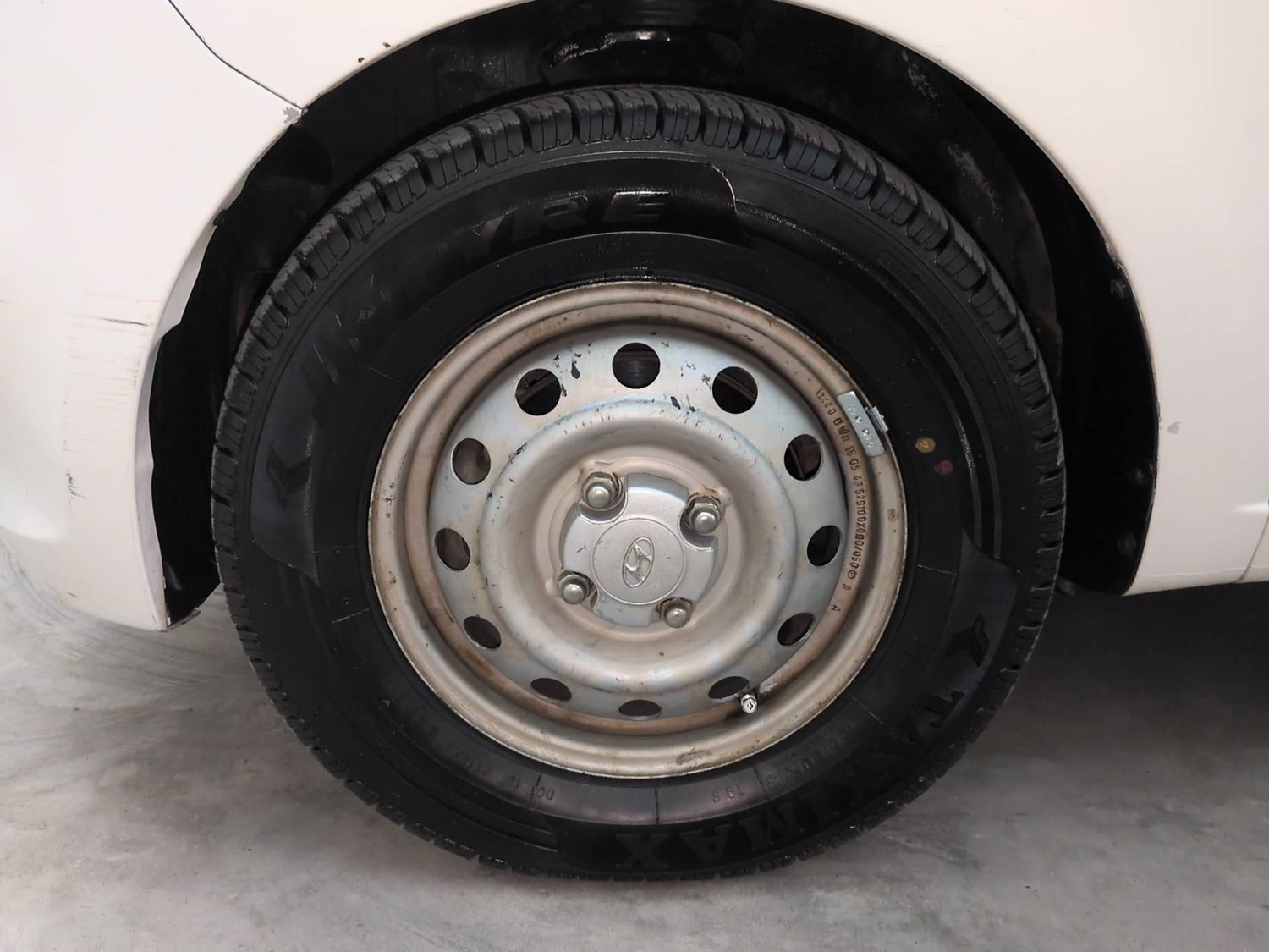 Used 2017 Hyundai i10 Magna 1.1 iRDE2 Petrol Manual tyres LEFT FRONT TYRE RIM VIEW