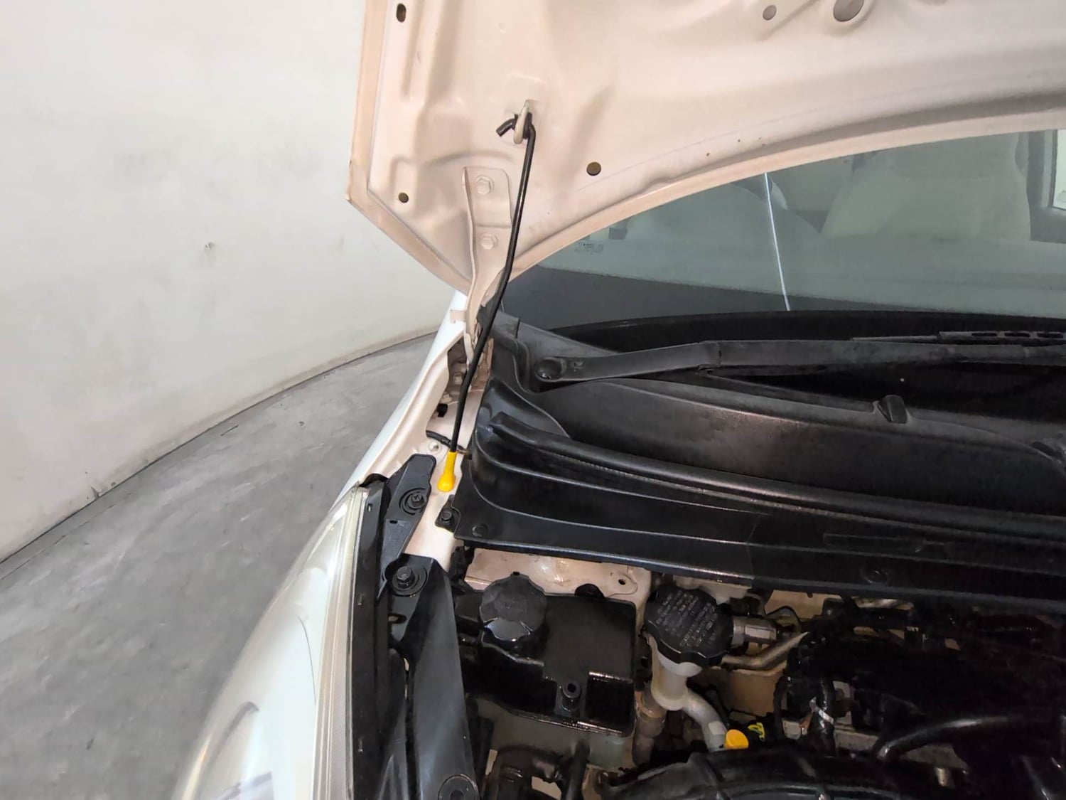Used 2017 Hyundai i10 Magna 1.1 iRDE2 Petrol Manual engine ENGINE RIGHT SIDE HINGE & APRON VIEW