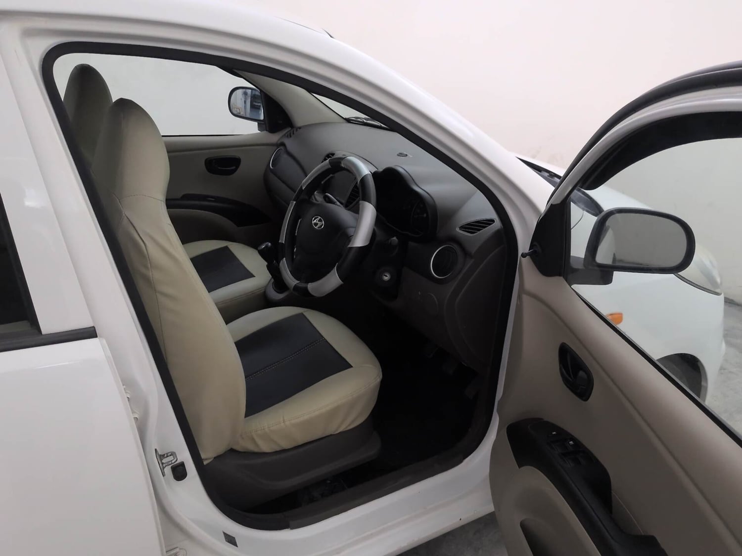 Used 2017 Hyundai i10 Magna 1.1 iRDE2 Petrol Manual interior RIGHT SIDE FRONT DOOR CABIN VIEW