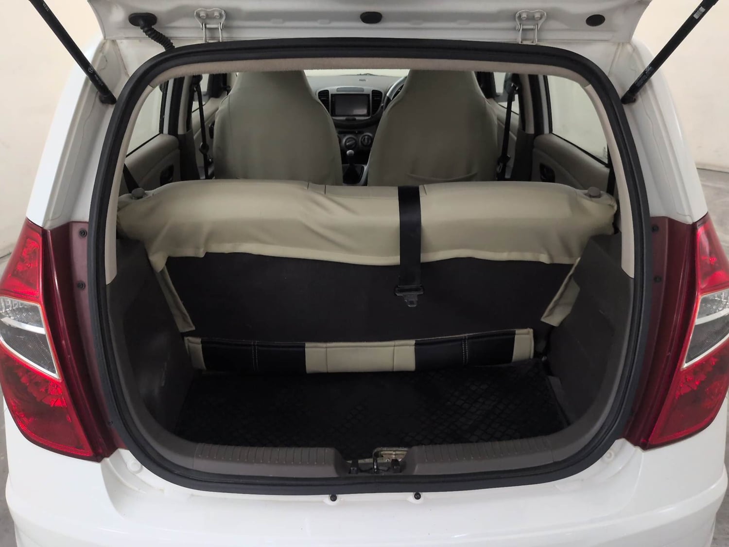 Used 2017 Hyundai i10 Magna 1.1 iRDE2 Petrol Manual interior DICKY INSIDE VIEW