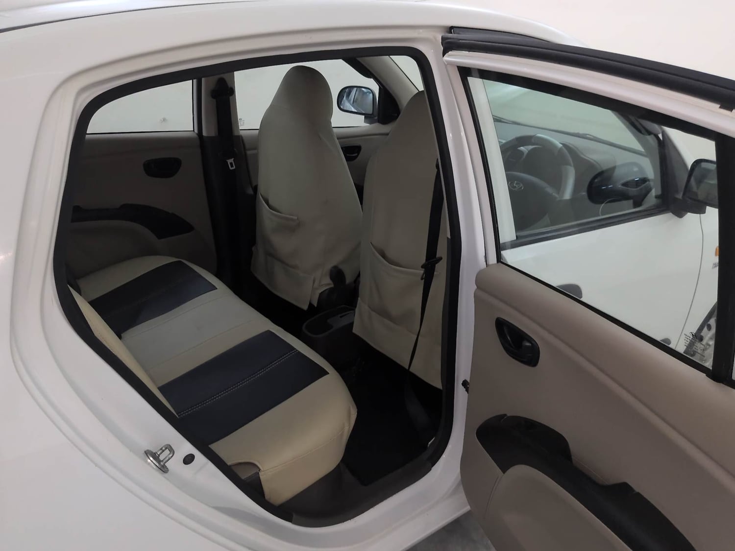 Used 2017 Hyundai i10 Magna 1.1 iRDE2 Petrol Manual interior RIGHT SIDE REAR DOOR CABIN VIEW