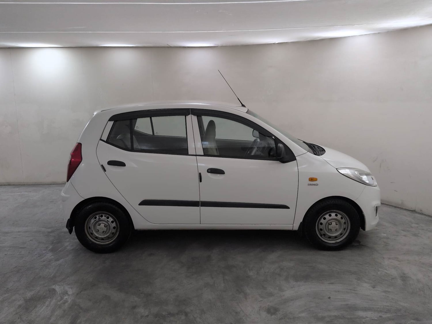 Used 2017 Hyundai i10 Magna 1.1 iRDE2 Petrol Manual exterior RIGHT SIDE VIEW