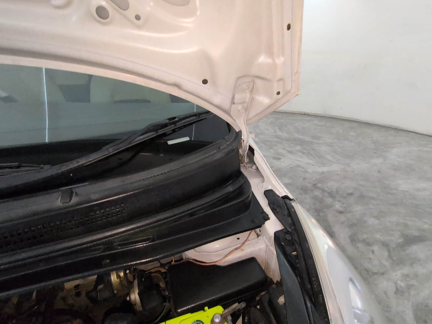 Used 2017 Hyundai i10 Magna 1.1 iRDE2 Petrol Manual engine ENGINE LEFT SIDE HINGE & APRON VIEW