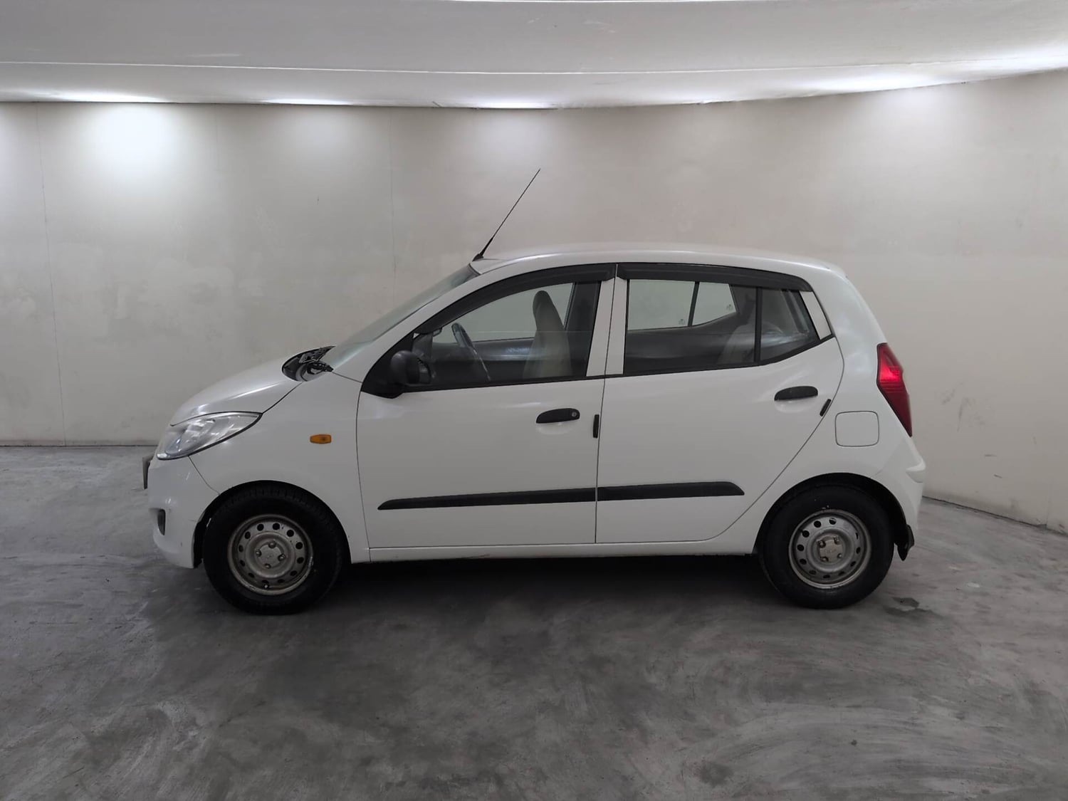 Used 2017 Hyundai i10 Magna 1.1 iRDE2 Petrol Manual exterior LEFT SIDE VIEW