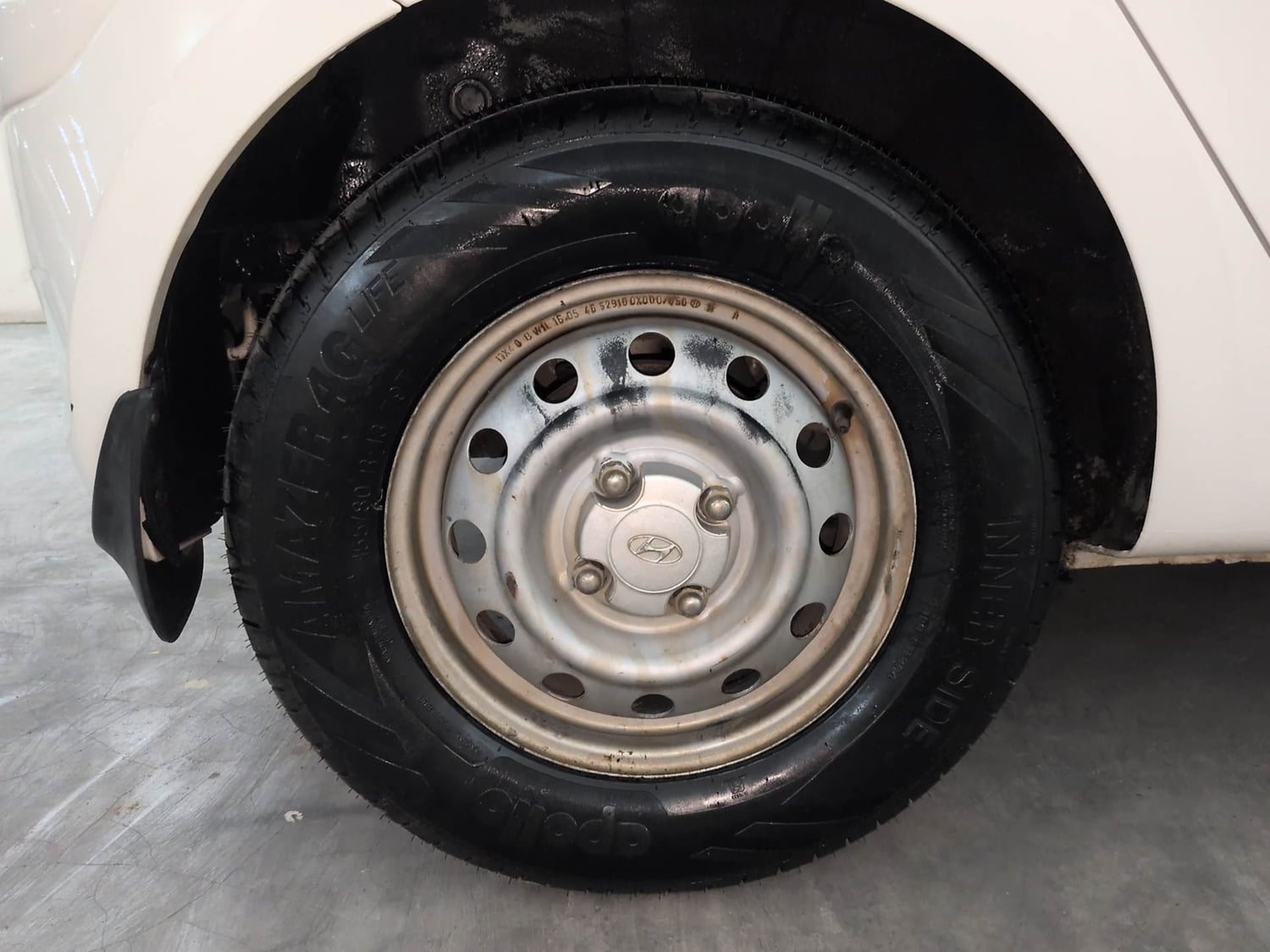 Used 2017 Hyundai i10 Magna 1.1 iRDE2 Petrol Manual tyres RIGHT REAR TYRE RIM VIEW