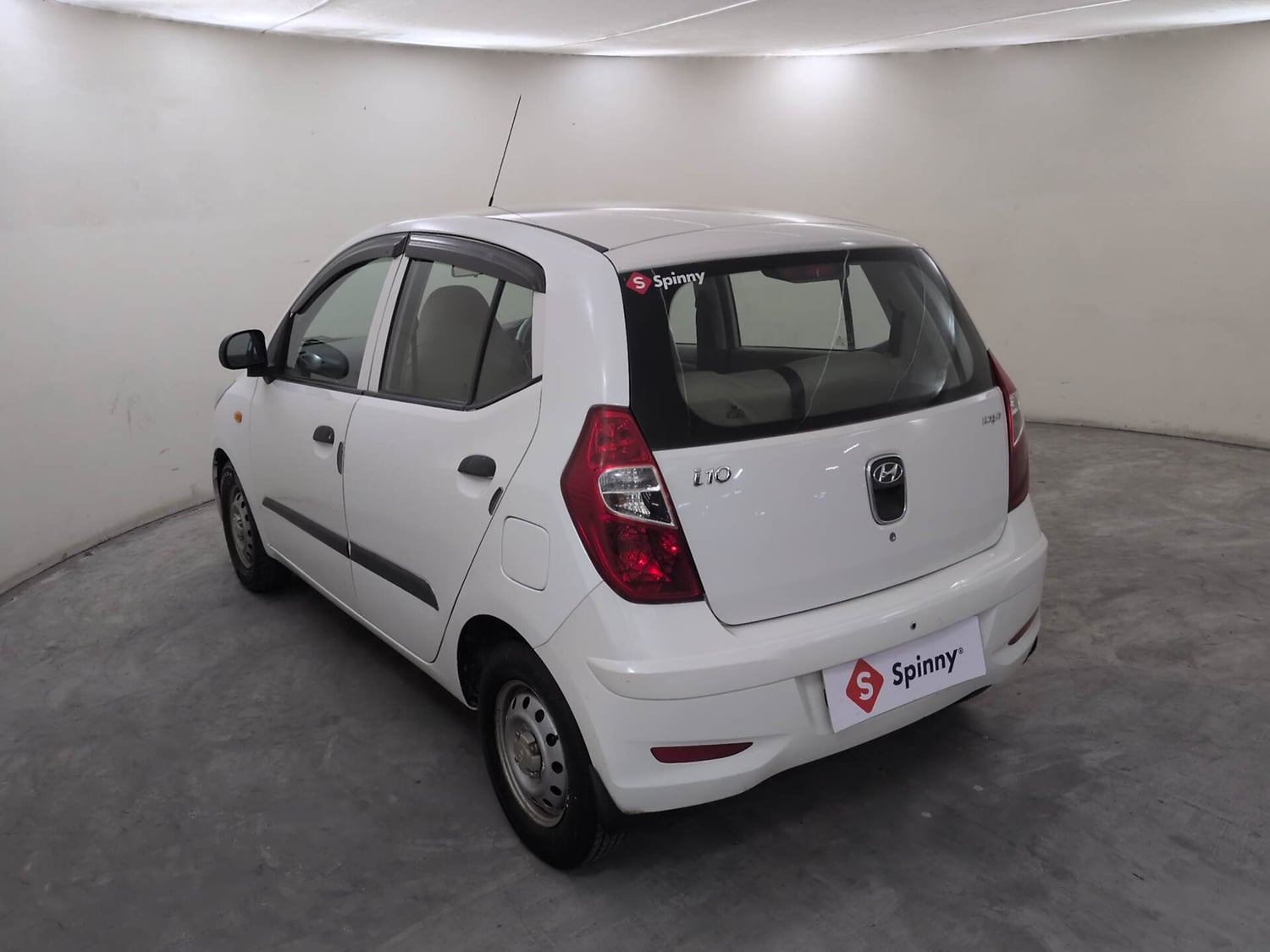 Used 2017 Hyundai i10 Magna 1.1 iRDE2 Petrol Manual exterior LEFT REAR CORNER VIEW