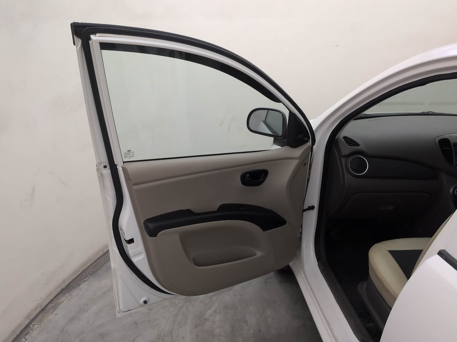 Used 2017 Hyundai i10 Magna 1.1 iRDE2 Petrol Manual interior LEFT FRONT DOOR OPEN VIEW