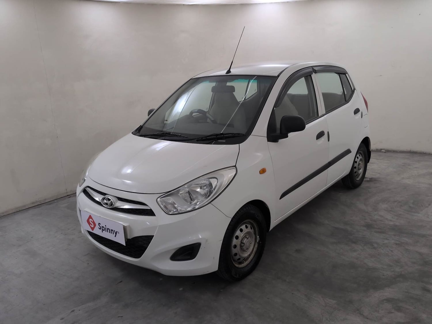 Used 2017 Hyundai i10 Magna 1.1 iRDE2 Petrol Manual exterior LEFT FRONT CORNER VIEW