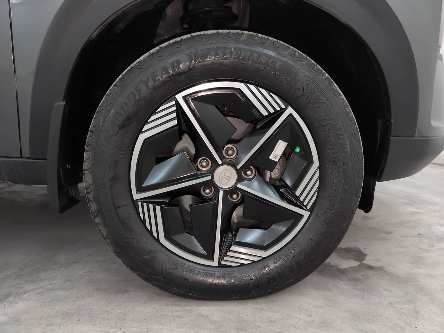 Used 2024 Tata Nexon Fearless Plus S 1.2 Revotron Petrol 6MT DT Petrol Manual tyres RIGHT FRONT TYRE RIM VIEW