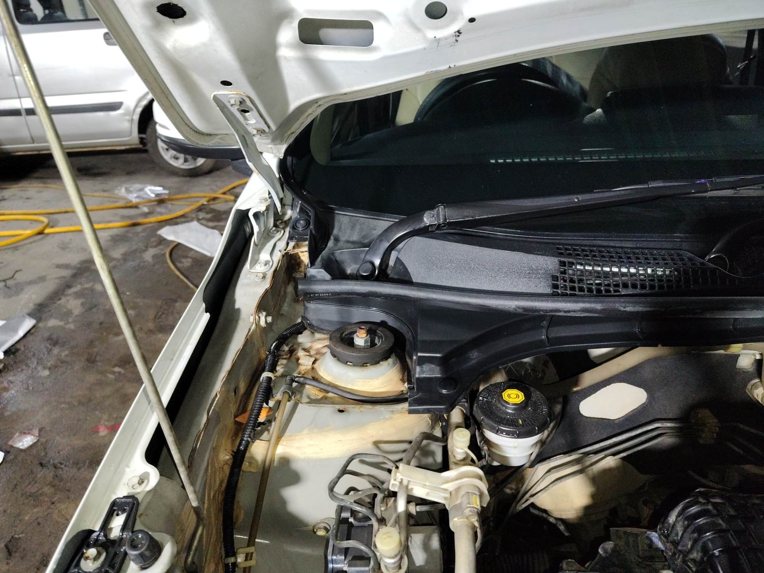 Used 2020 Honda Amaze 1.2 V CVT Petrol Petrol Automatic engine ENGINE RIGHT SIDE HINGE & APRON VIEW