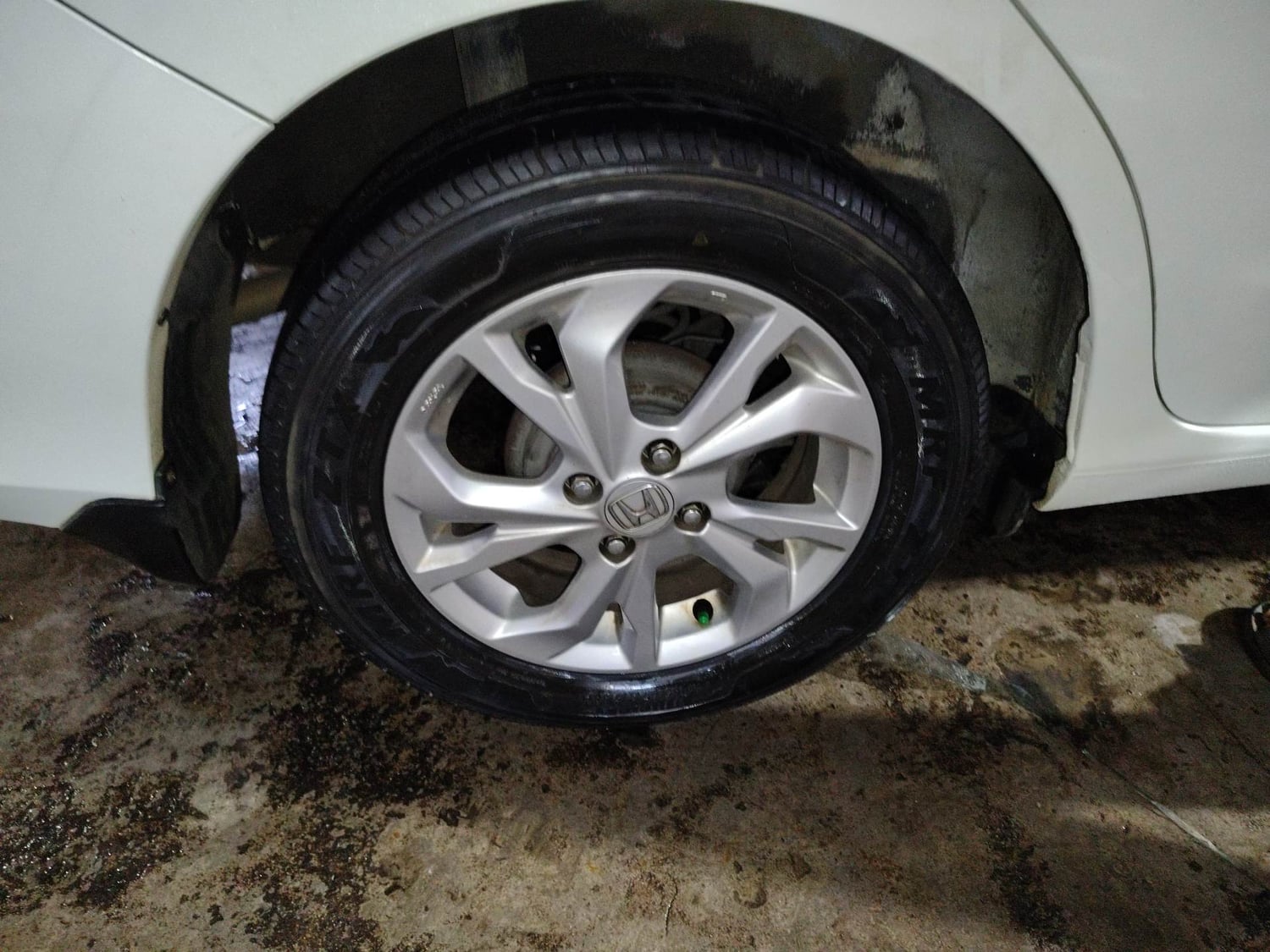 Used 2020 Honda Amaze 1.2 V CVT Petrol Petrol Automatic tyres RIGHT REAR TYRE RIM VIEW